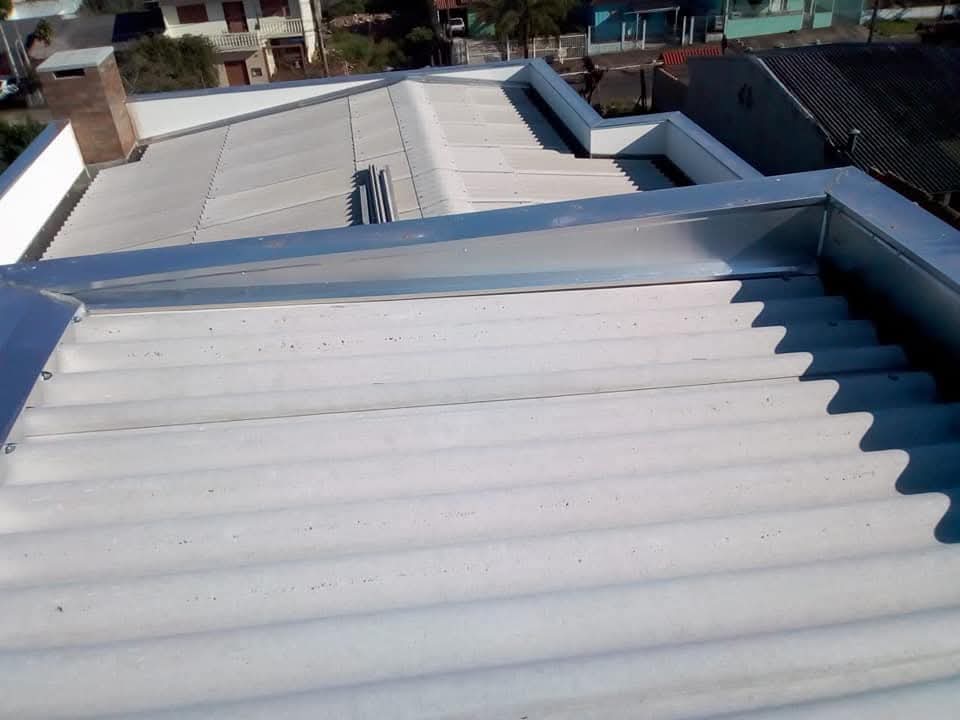 Instalação de calha em telhado